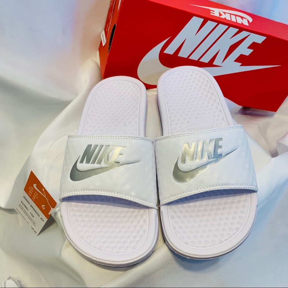 NWT Nike Benassi JDI slide White Size 6 or 7